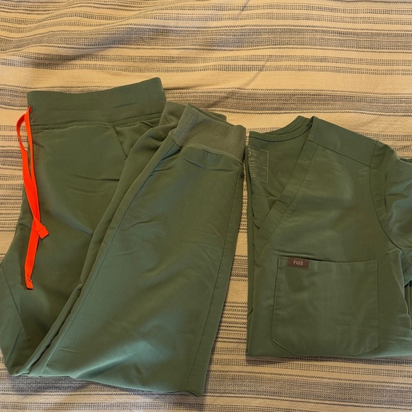 FIGS Scrub Set - Picture 2 of 4